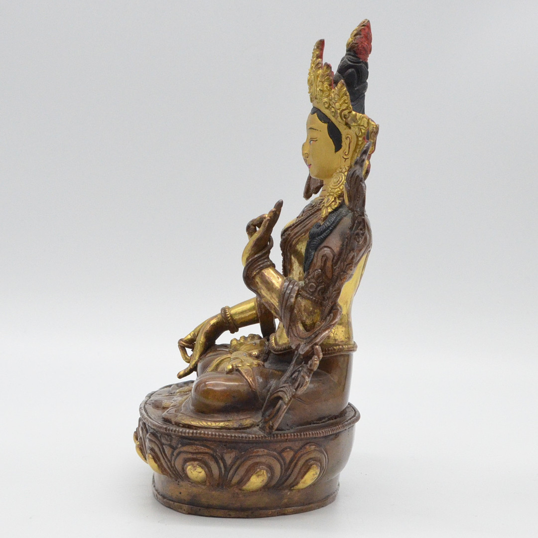 BUDDHA FIGUR "WEISSE TARA", BRONZE - TEILVERGOLDUNG, EMAILLE UND HANDMALEREI, HANDGEMACHT, 19. JAHRHUNDERT.