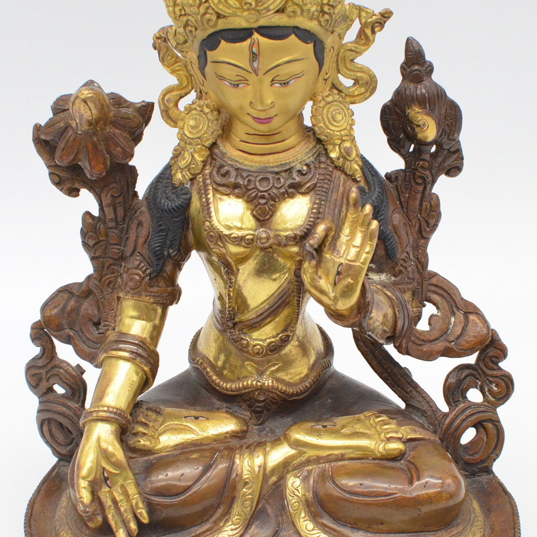 BUDDHA FIGUR "WEISSE TARA", BRONZE - TEILVERGOLDUNG, EMAILLE UND HANDMALEREI, HANDGEMACHT, 19. JAHRHUNDERT.