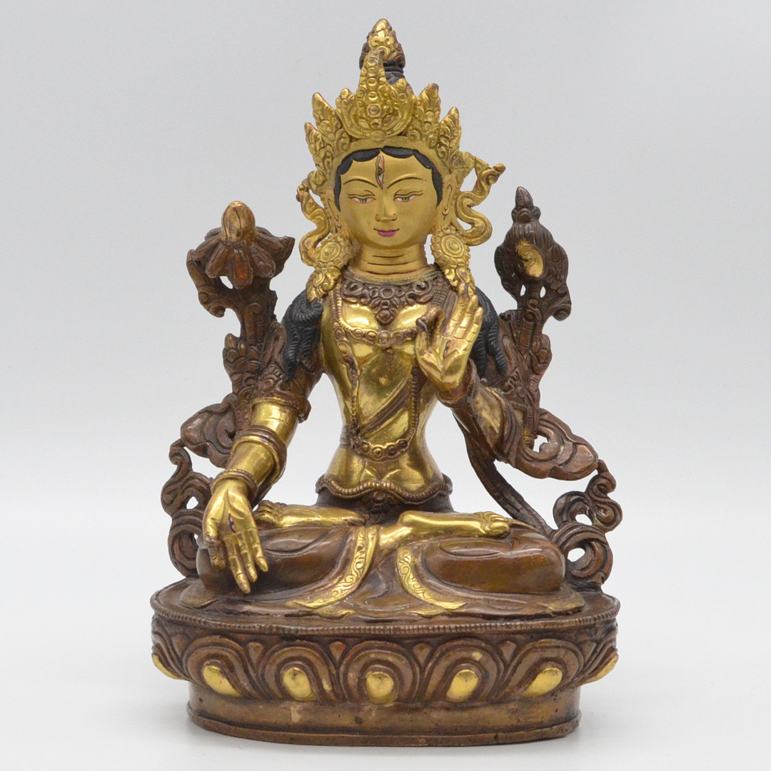 BUDDHA FIGUR "WEISSE TARA", BRONZE - TEILVERGOLDUNG, EMAILLE UND HANDMALEREI, HANDGEMACHT, 19. JAHRHUNDERT.