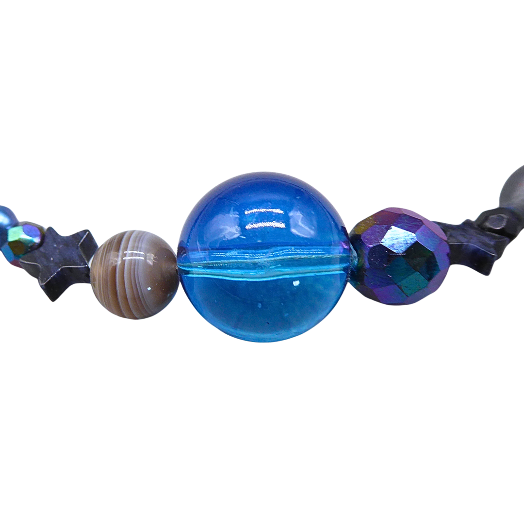 PERLENKETTE MIT BLAUEN UND GRAUEN ELEMENTEN.