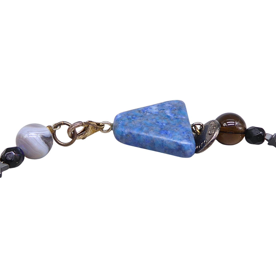 PERLENKETTE MIT BLAUEN UND GRAUEN ELEMENTEN.