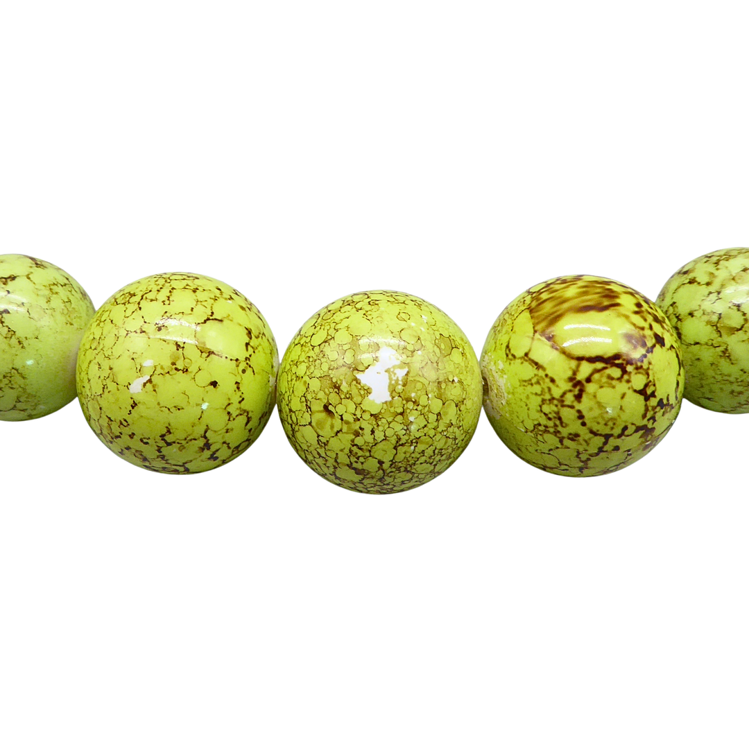 HALSKETTE MIT LIMETTENGRÜNEN GEMUSTERTEN PERLEN.