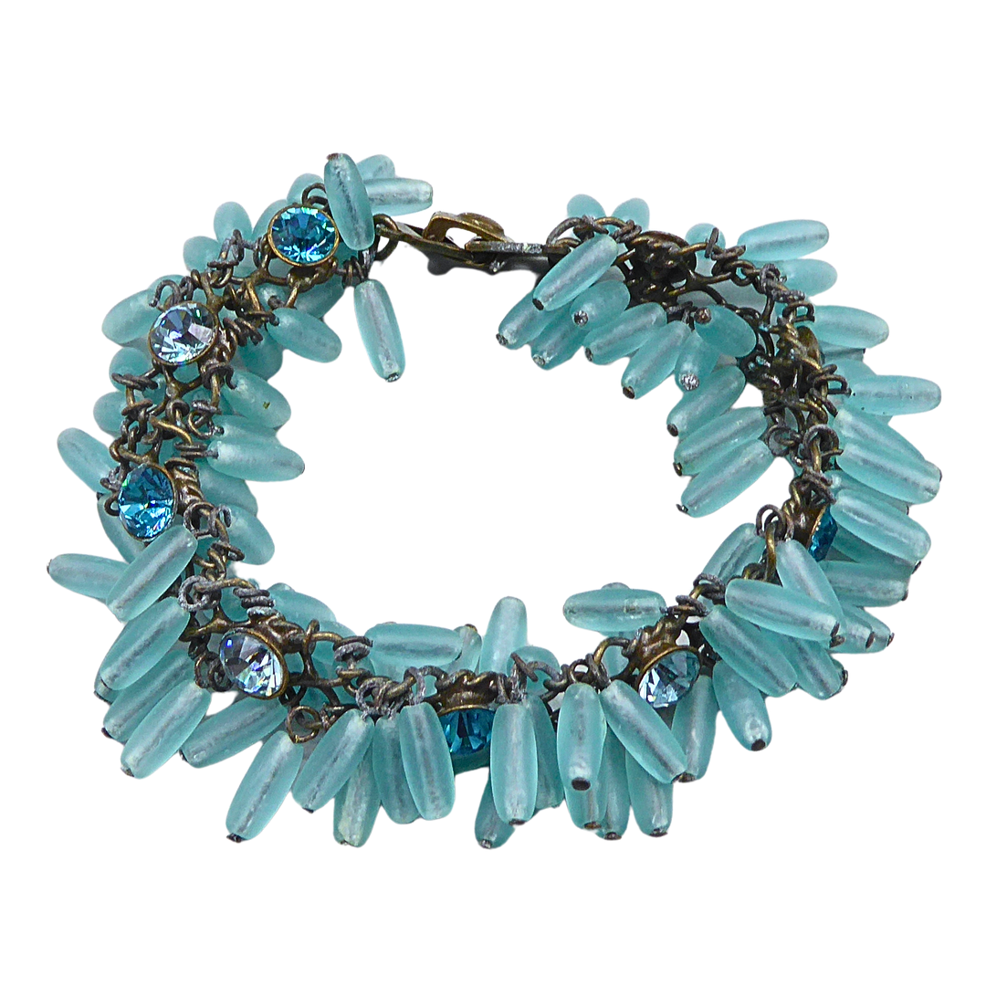 KONPLOTT FRANSEN-ARMBAND MIT BLAUEN GLASPERLEN UND KRISTALLEN.