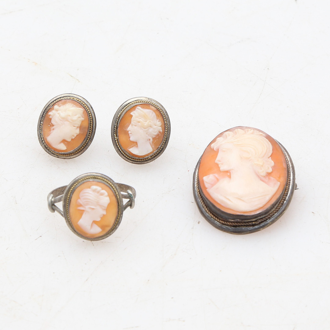 Set comprising a ring, earrings and a brooch/pendant with cameo.