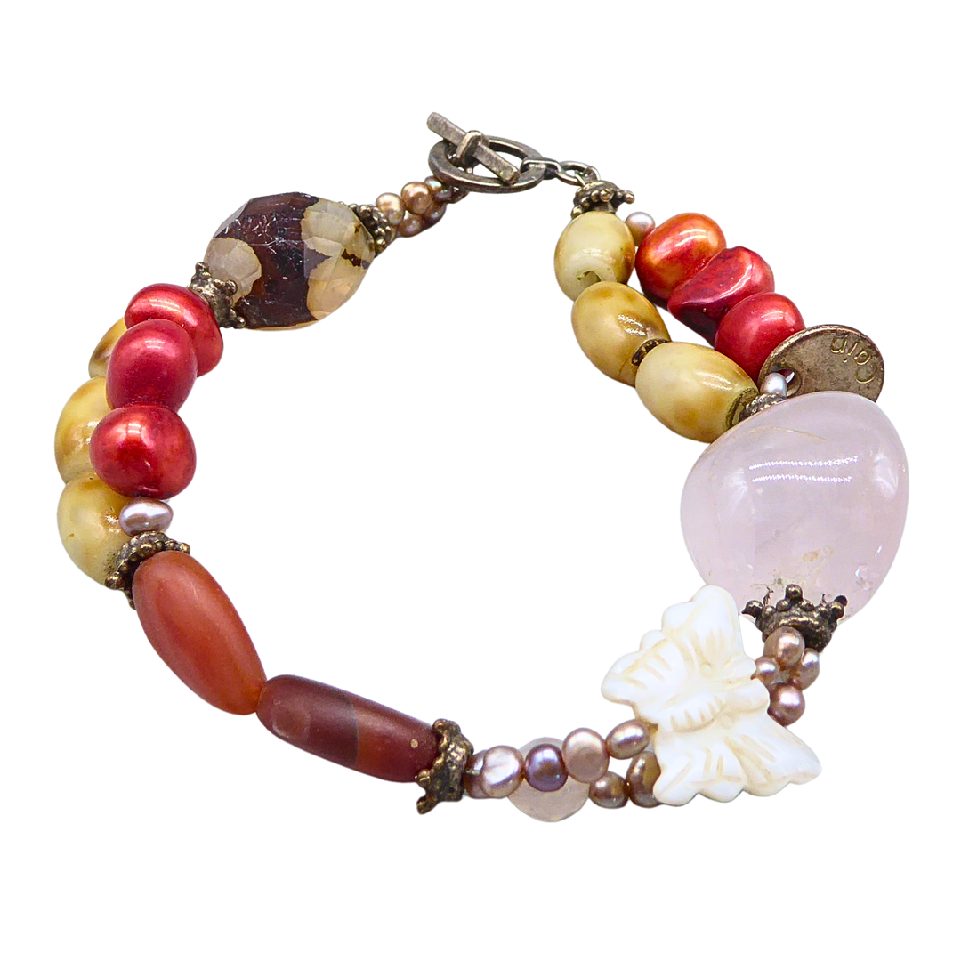 EDELSTEINARMBAND MIT SCHMETTERLING UND ROSENQUARZ.