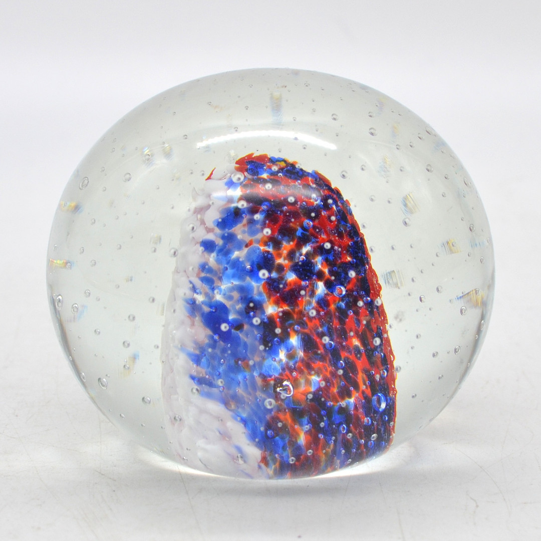 MURANO GLAS PAPERWEIGHT, STUDIOGLAS, DREIFARBIG, LUFTEINSCHLÜSSE, SOMMERSO- UND BULLICANTE, ITALIEN, 20. JAHRHUNDERT.