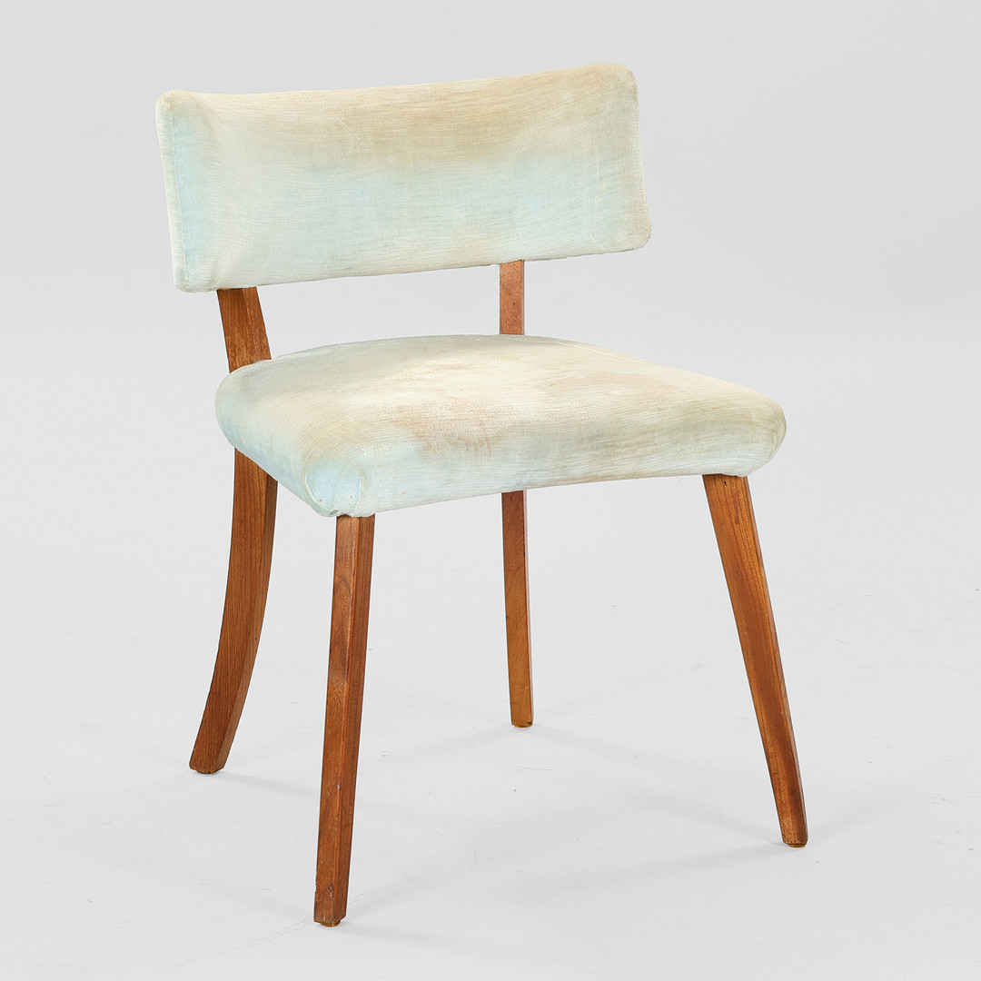 Sminkestol med stel af teak, sæde og ryg betrukket med lyst møbelstof, antageligt dansk møbelproducent, Danmark, 1940/1950'erne.