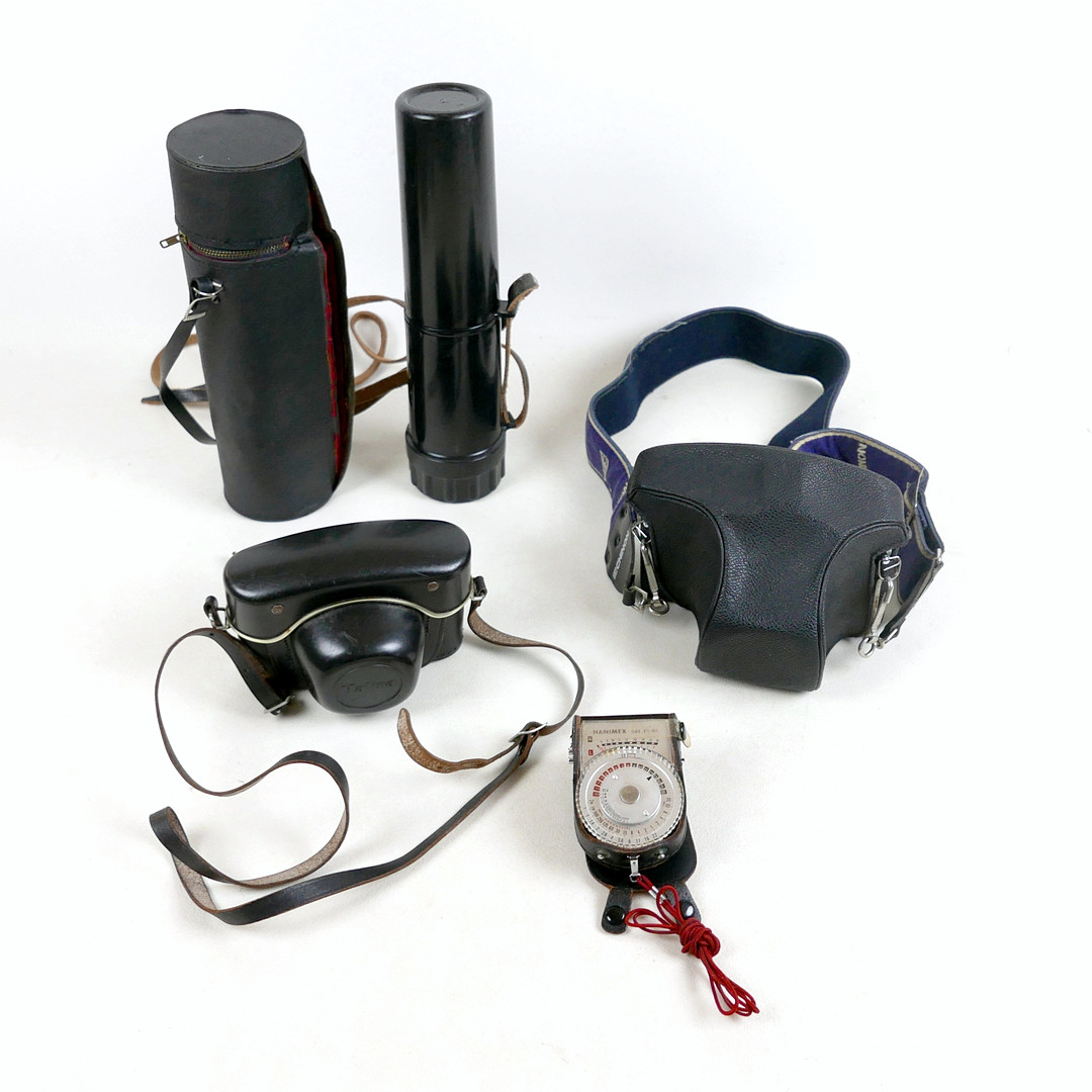 A COLLECTION OF VINTAGE CAMERA EQUIPMENT.