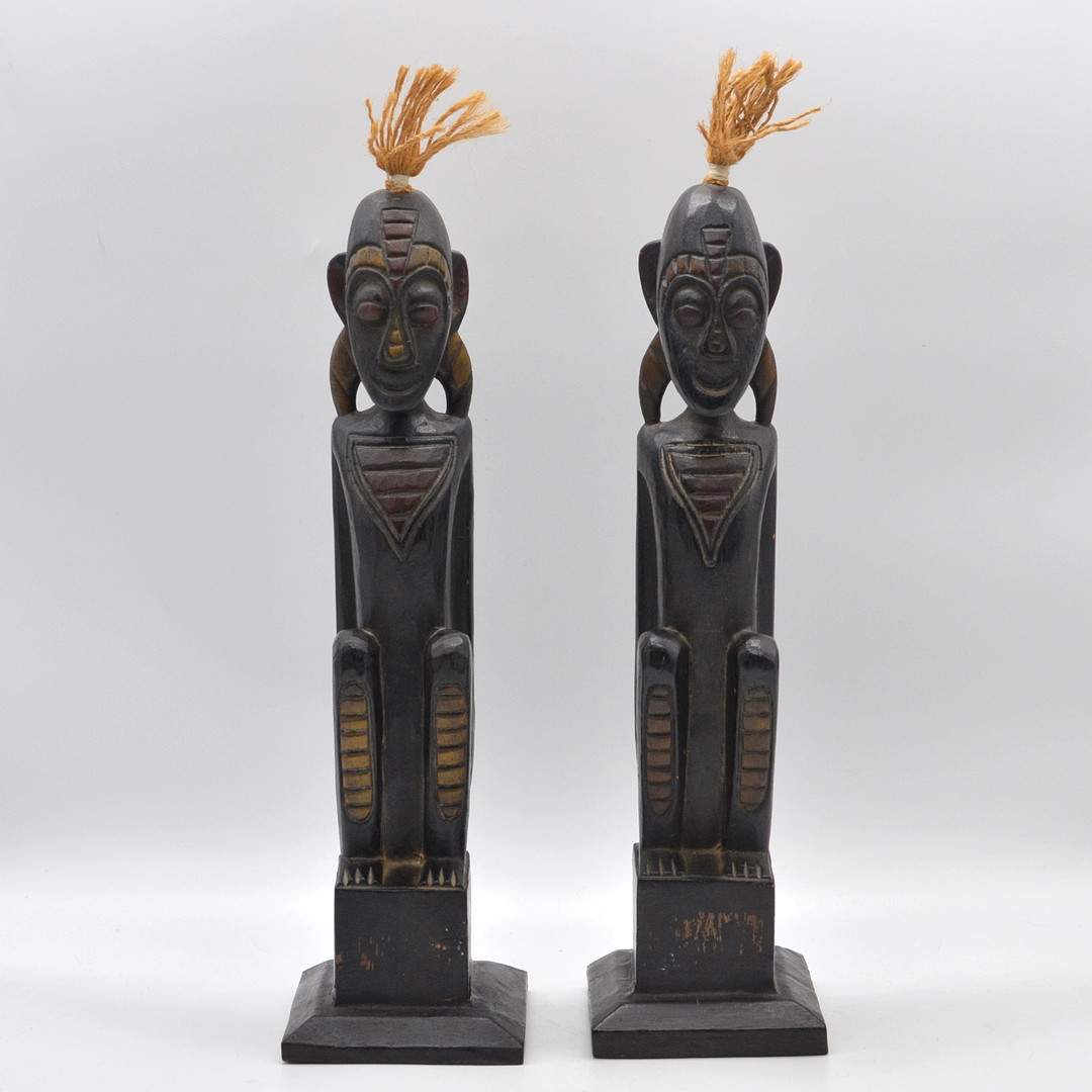 AFRIKANISCHES SKULPTUREN PAAR, HOLZ, FARBLICHE AKZENTE, 20. JAHRHUNDERT.