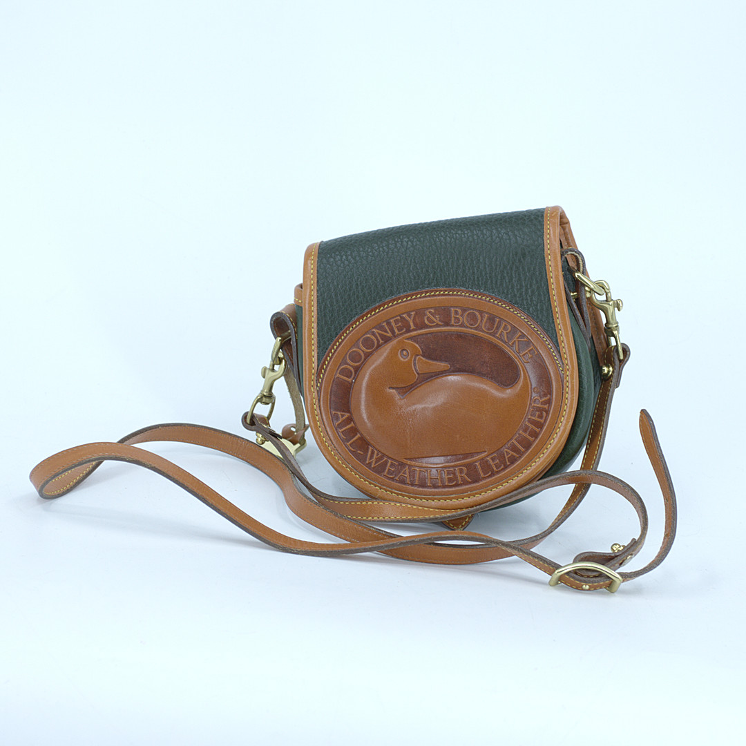 AXELVÄSKA, liten modell, skinn, detaljer av mässing, Dooney & Bourke, USA.