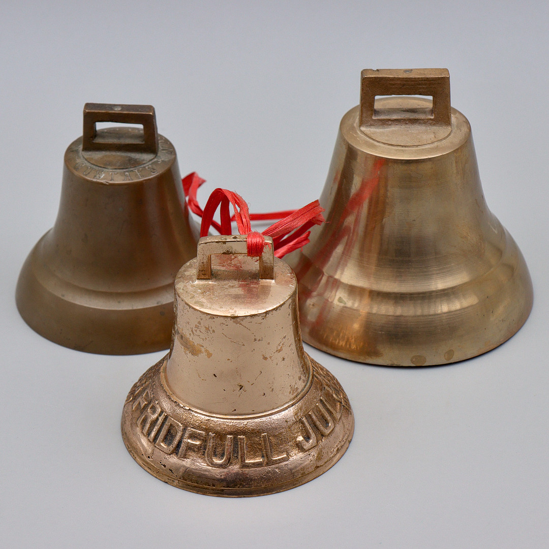 SAMLING KLOCKOR I MÄSSING, 3 DELAR, 1900-TAL.