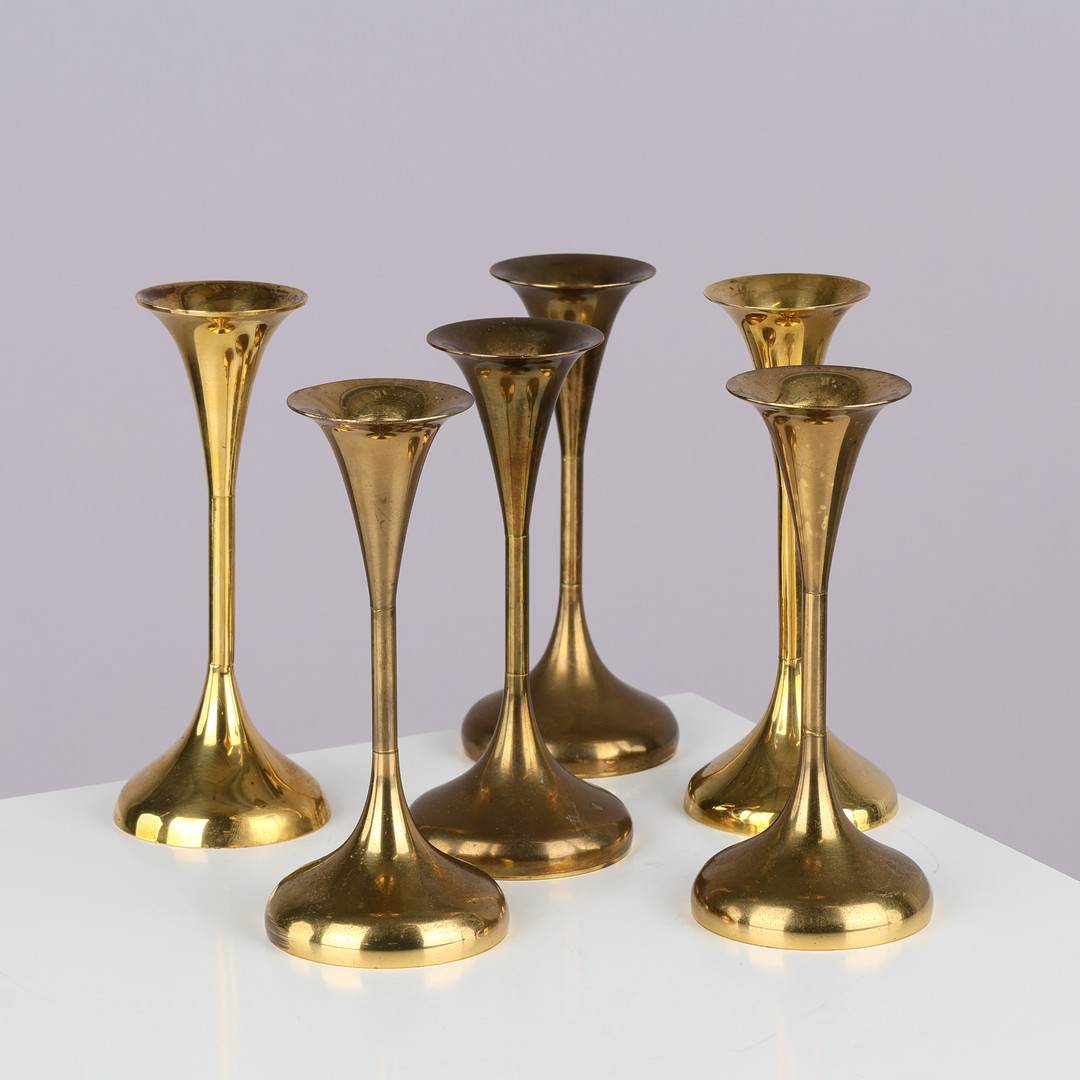 DANSK DESIGN: Sæt på seks trompetformede lysestager af messing, Danmark, 1900-tallets anden halvdel, (6).