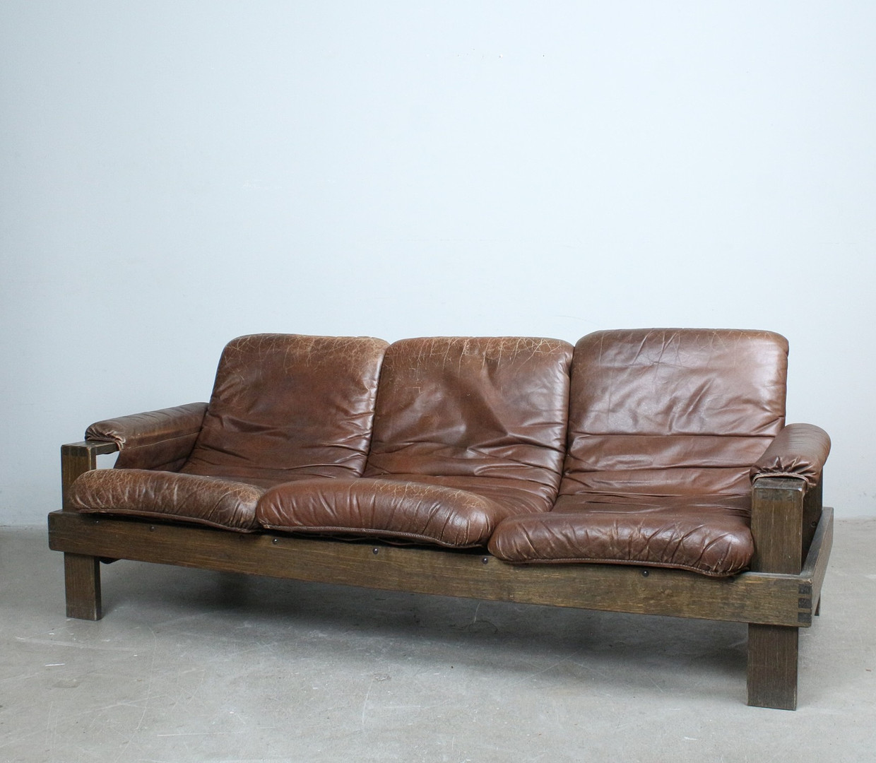 Brutalistischer Dreisitzer / Sofa, Leder, Holz, 1970er.