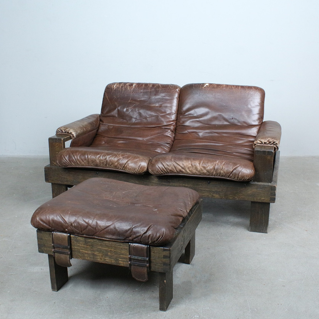 Brustalistischer Zweisitzer / Sofa und Ottomane, Leder, Holz, 1970er.