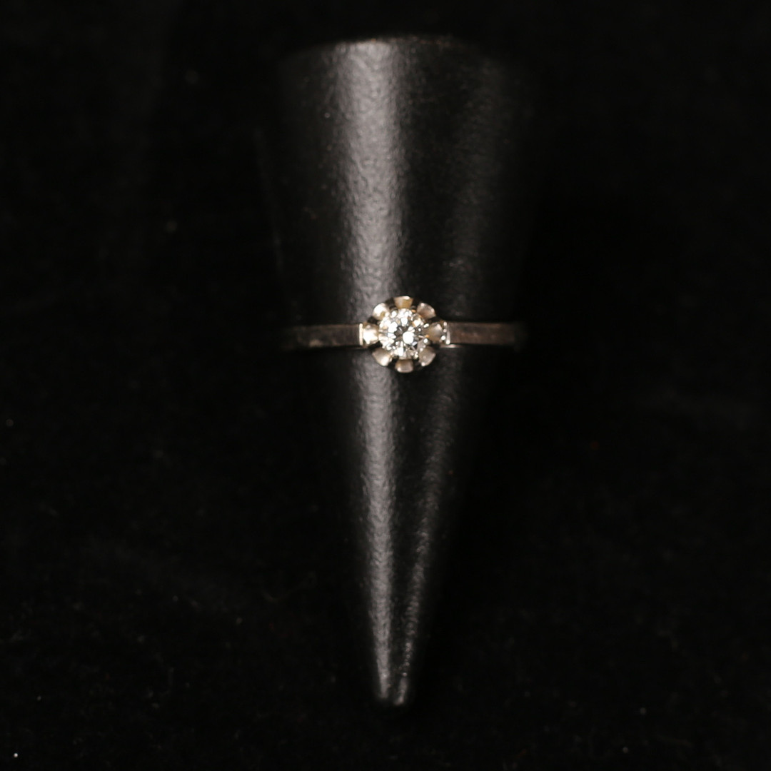 RING, 18k guld med diamant ca 0,16 ct.