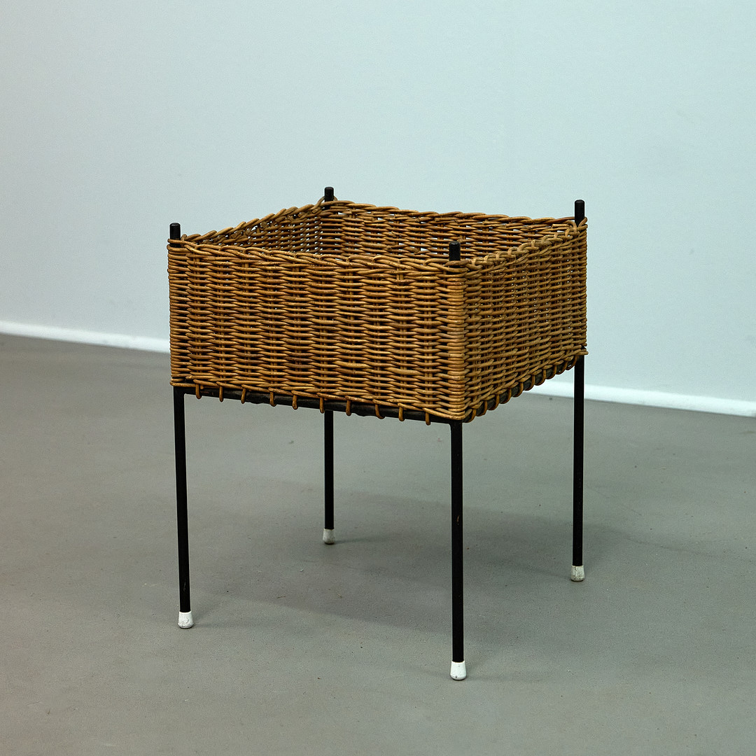 CARL AUBÖCK. im Stil von. Blumenständer / Korb, Rattan, Metall und lackiertes Blech, Österreich, 1950er Jahre.