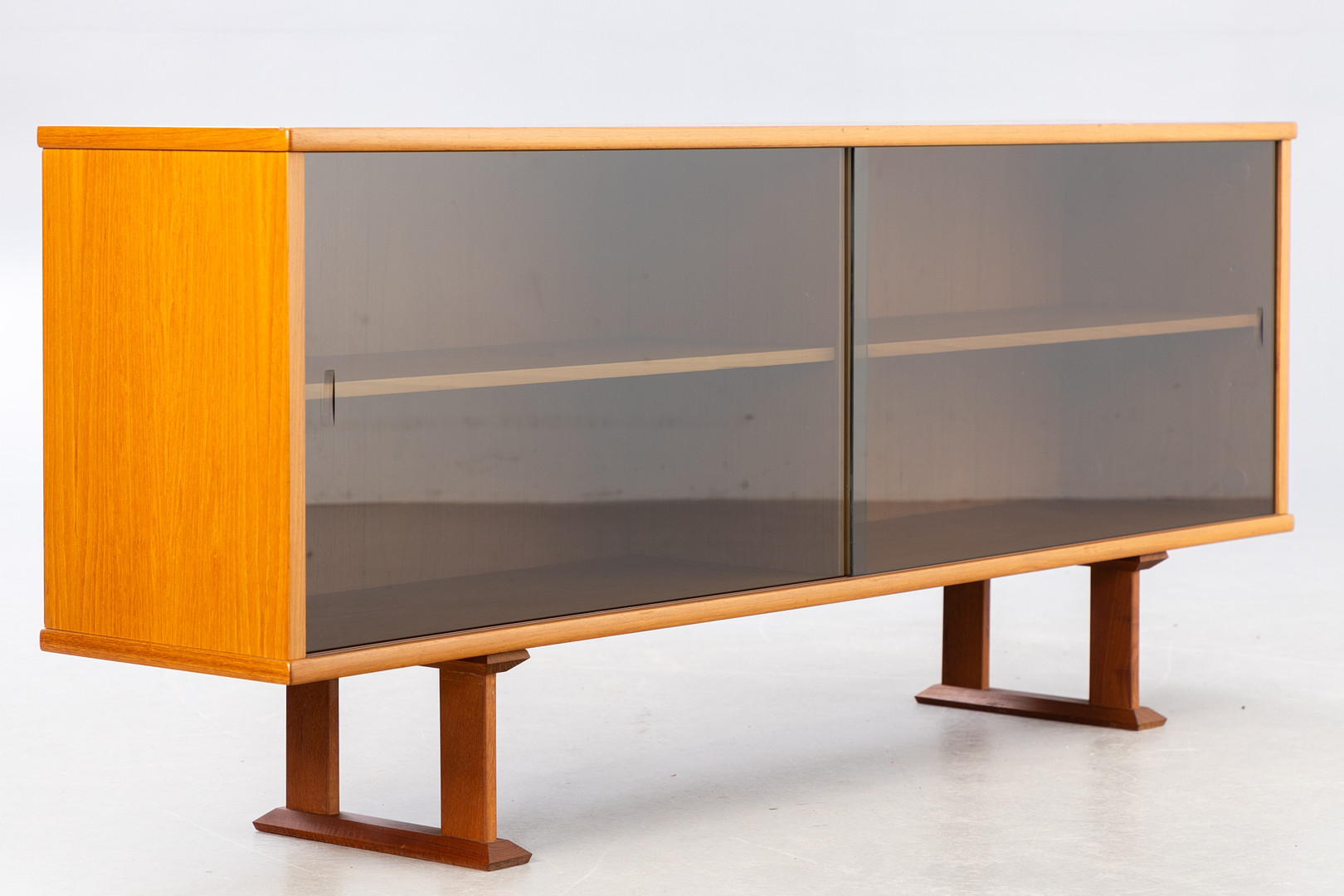 Dyrlund, Aufsatzvitrine in Teak, Dänemark.
