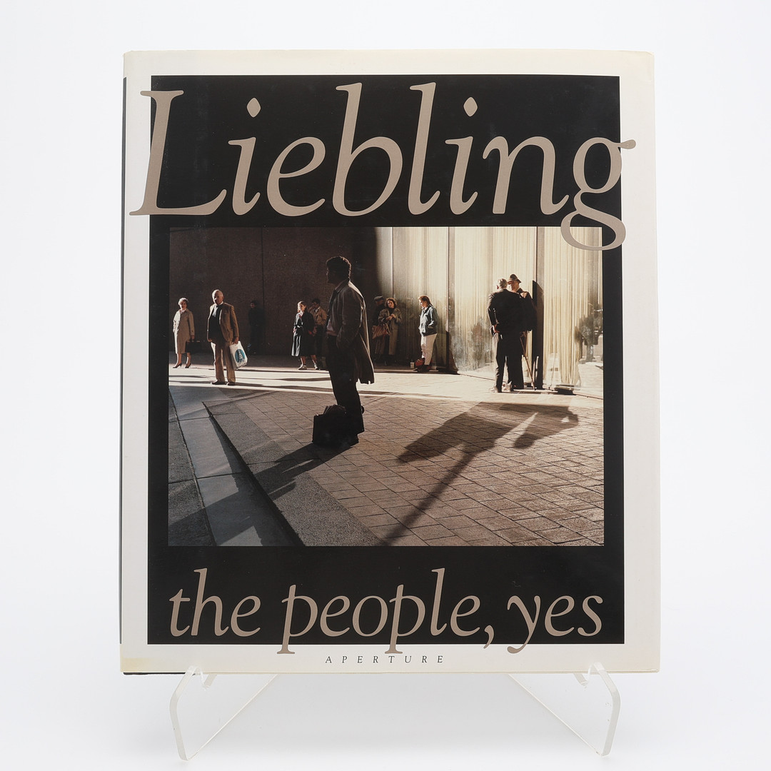 FOTO. DEN AMERIKANSKE FOTOGRAFEN JEROME LIEBLINGS APERTUREBOK "THE PEOPLE, YES" I FÖRSTA UPPLAGAN, 1995.