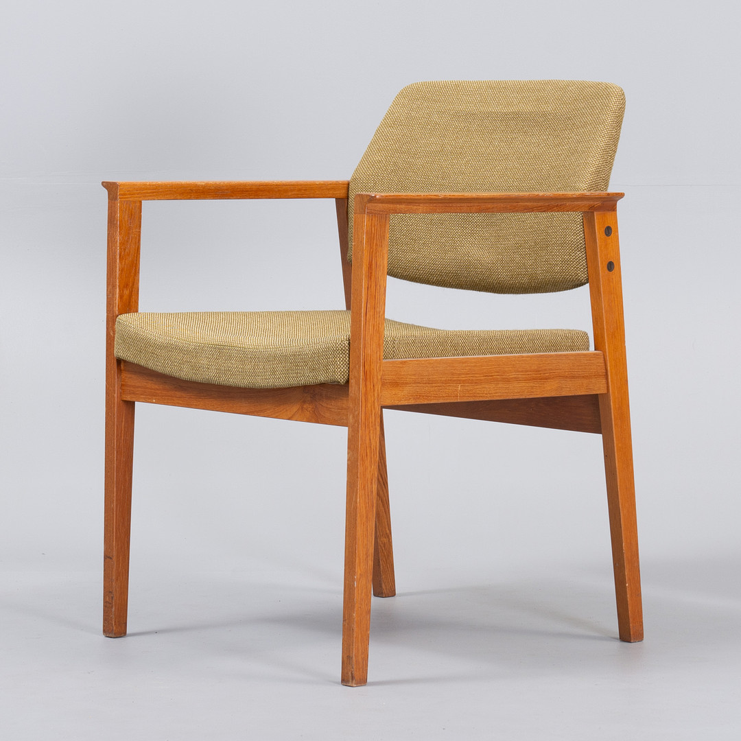 Dansk Møbeldesign. Stol med armlæn, teaktræ, Betrukket i grønt møbelstof. Danmark, 1960-70'erne.