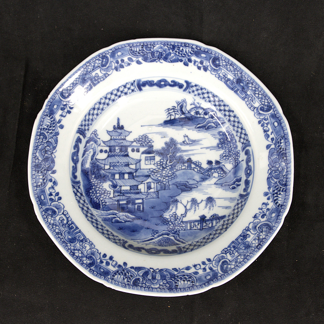 FAT, underglasyr blått, motiv med flodlandskap och pagoder, Kina, 1700-tal.