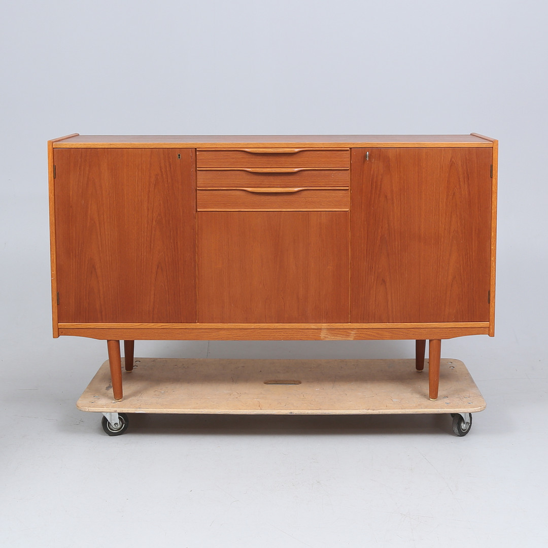Sidebaord, fanerad i teak, 1960-tal.