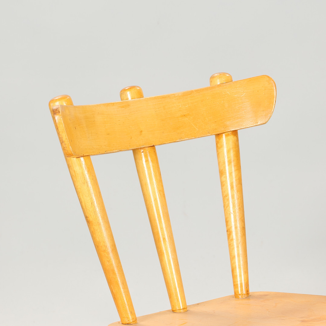 SVENSK MØBELDESIGN. Et par stole af birk med kølleben, Stolfabriks AB, Sverige, 1940'erne, (2).