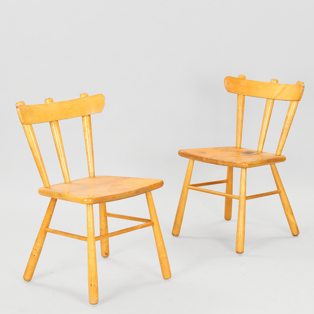SVENSK MØBELDESIGN. Et par stole af birk med kølleben, Stolfabriks AB, Sverige, 1940'erne, (2).