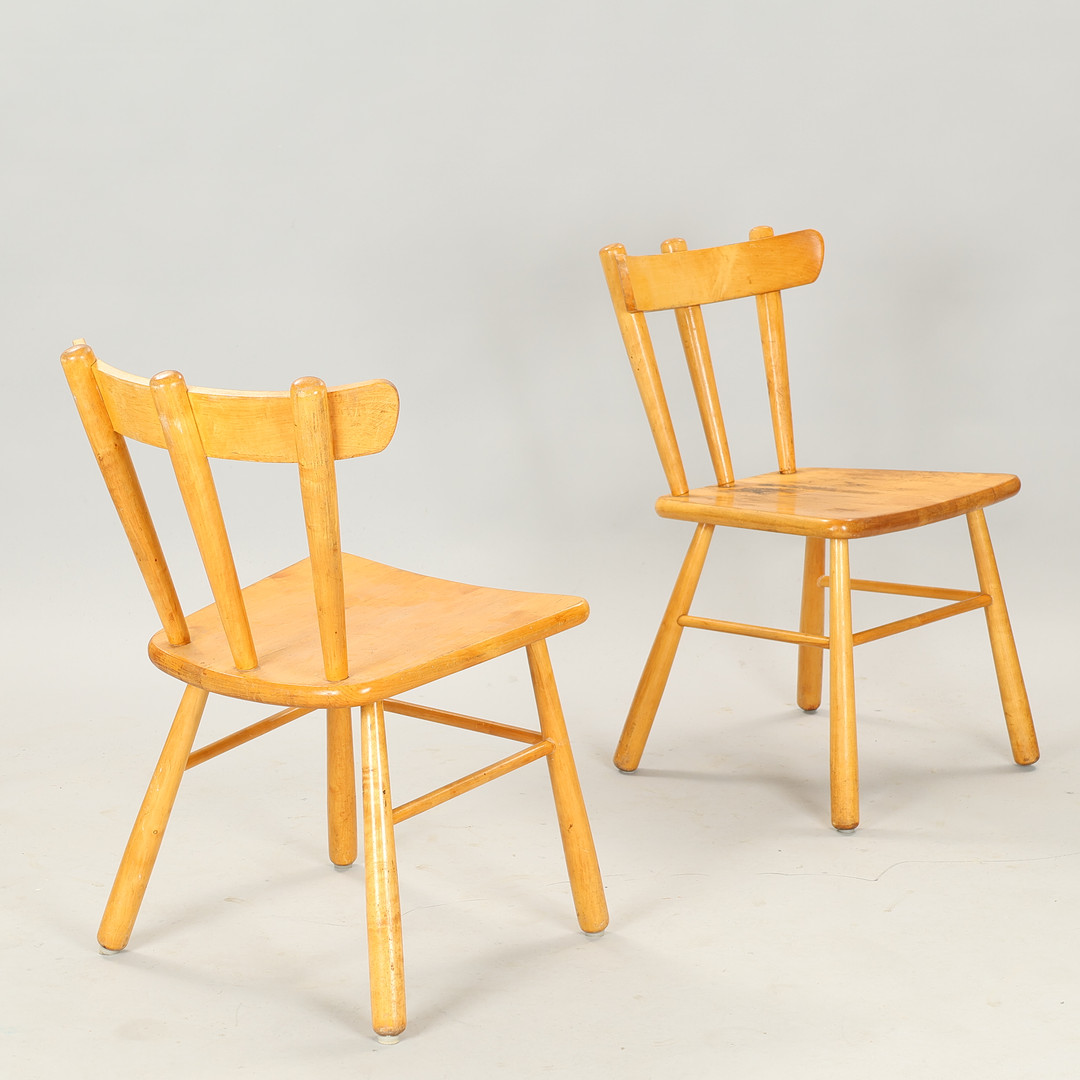 SVENSK MØBELDESIGN. Et par stole af birk med kølleben, Stolfabriks AB, Sverige, 1940'erne, (2).