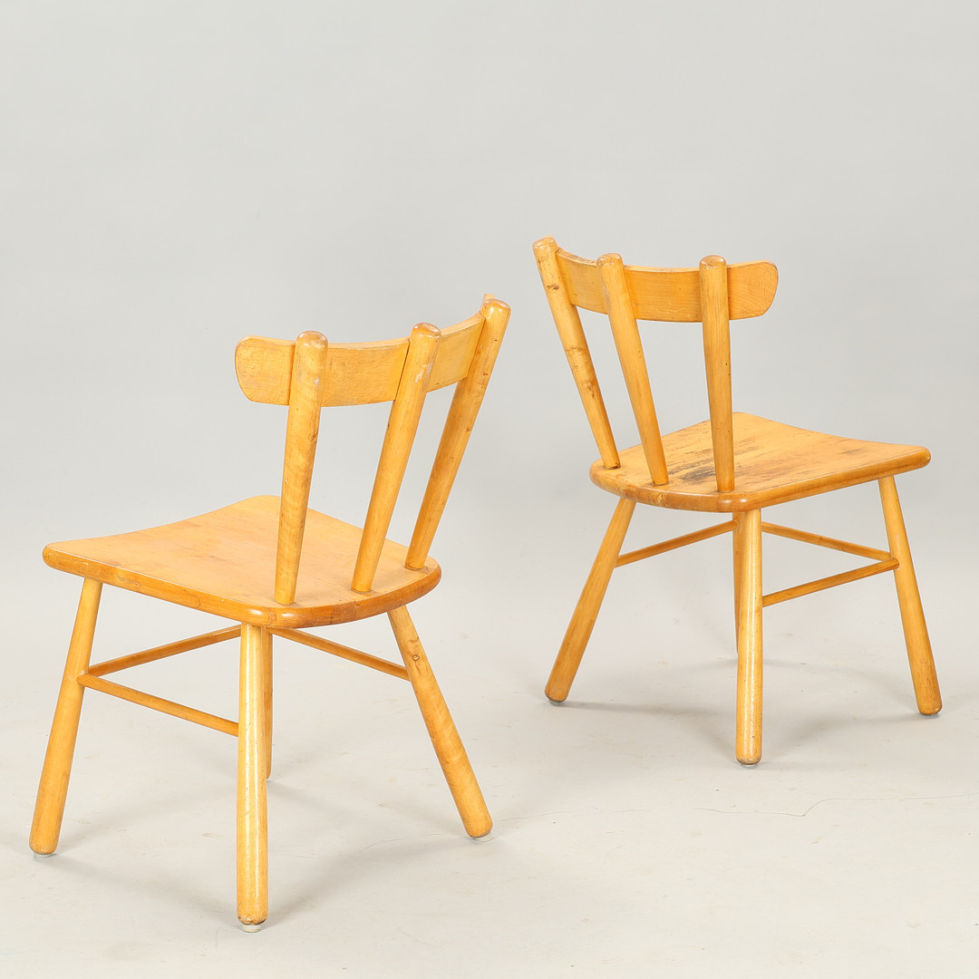 SVENSK MØBELDESIGN. Et par stole af birk med kølleben, Stolfabriks AB, Sverige, 1940'erne, (2).