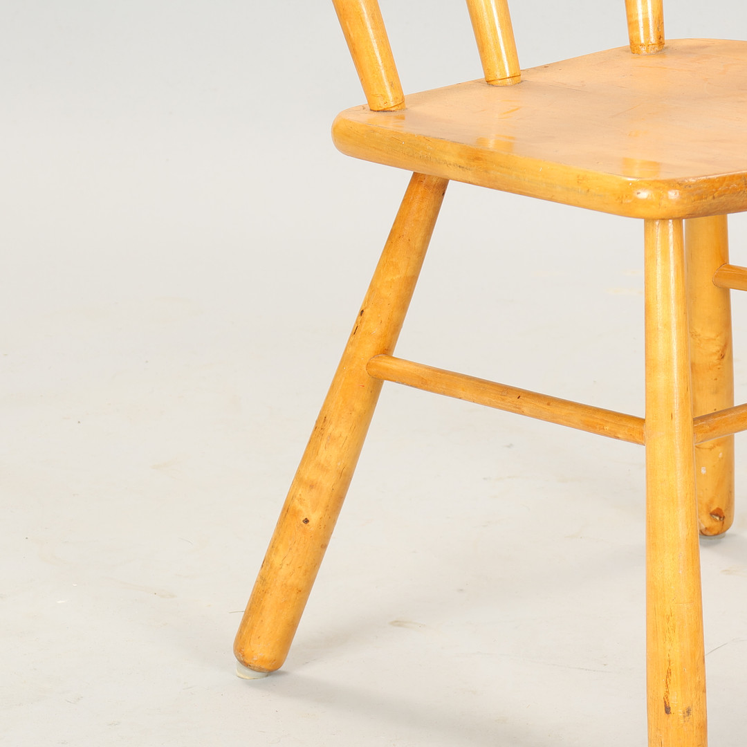 SVENSK MØBELDESIGN. Et par stole af birk med kølleben, Stolfabriks AB, Sverige, 1940'erne, (2).