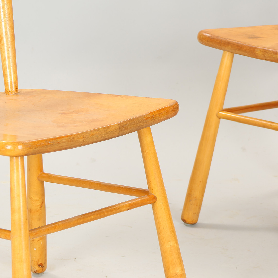 SVENSK MØBELDESIGN. Et par stole af birk med kølleben, Stolfabriks AB, Sverige, 1940'erne, (2).