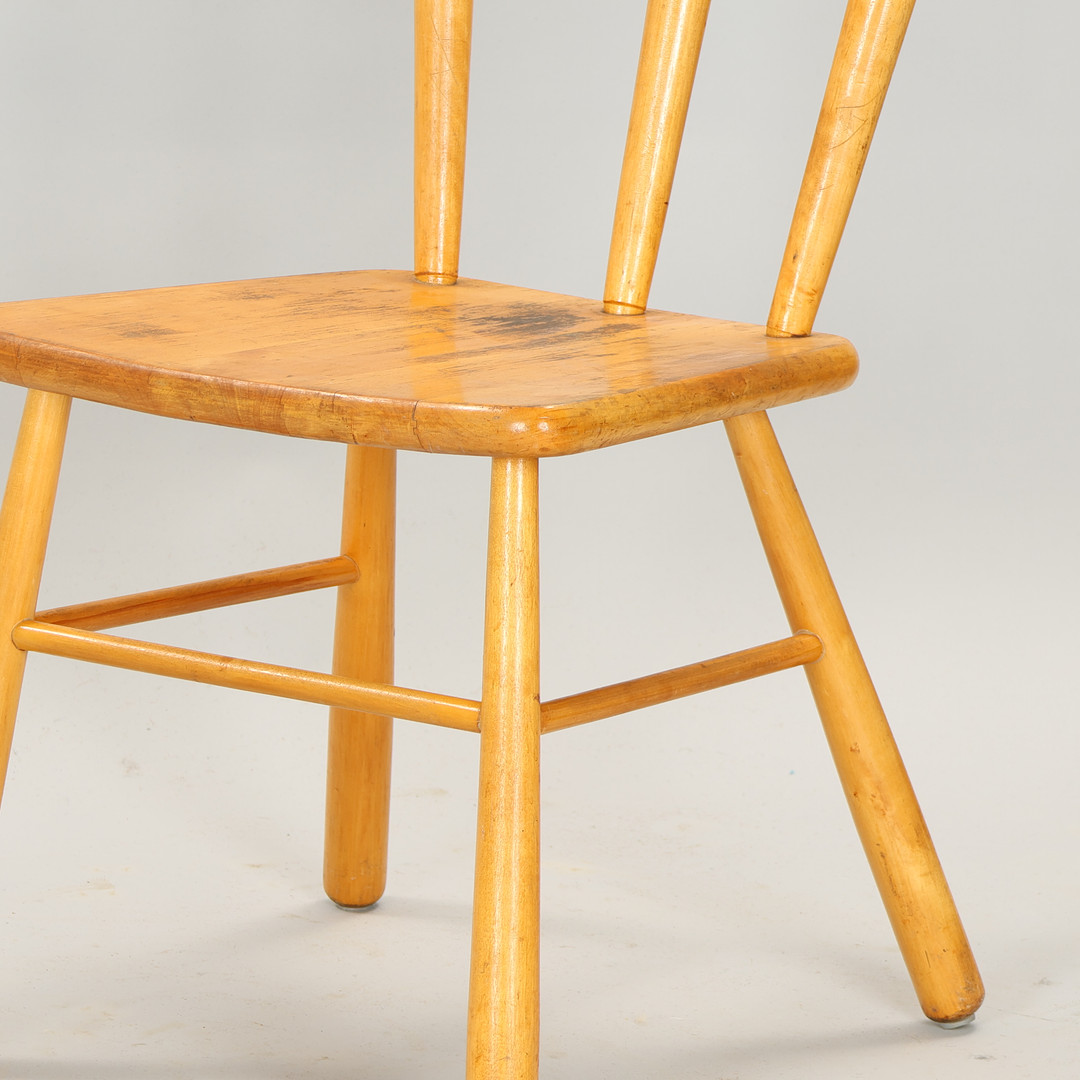 SVENSK MØBELDESIGN. Et par stole af birk med kølleben, Stolfabriks AB, Sverige, 1940'erne, (2).