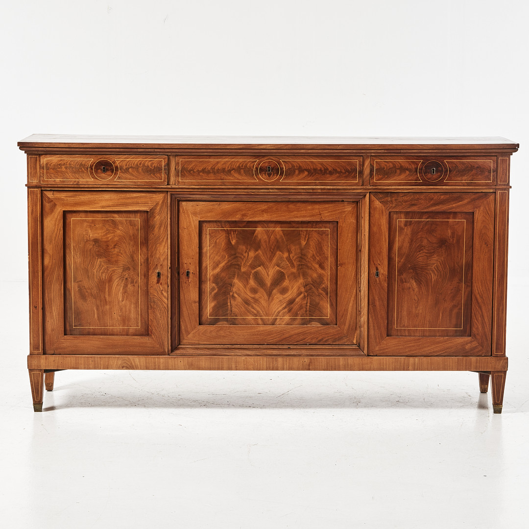 SIDEBOARD, fanérat i mahogny, lådfronter och dörrspeglar med intarsiadekor, nyckelbussningar och fothylsor i mässing, 1800-tal.