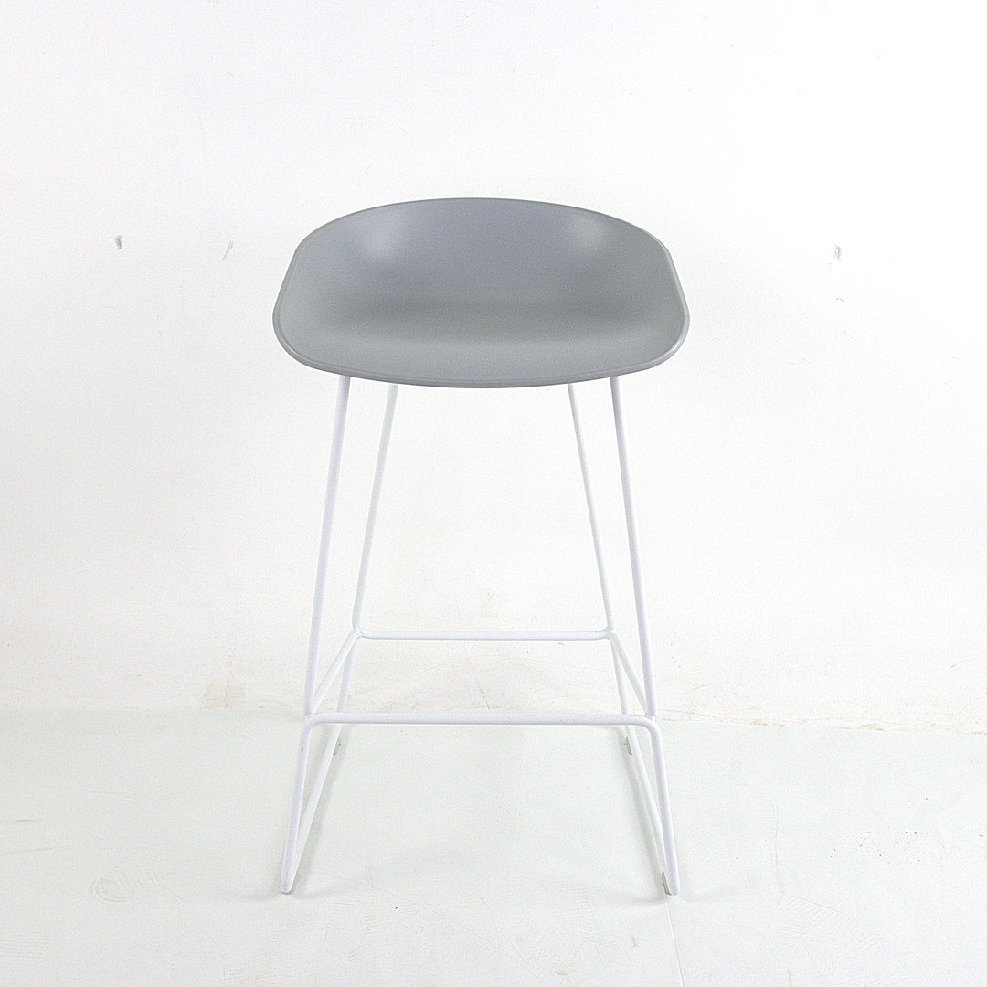 BARSTOL, "About a Stool 38", vit lackerad metallstomme, sits av grå plast, Hay, nutida.