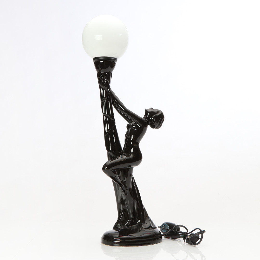 BORDSLAMPA. Glaserad keramik med glaskupa. I form av kvinna. Art Deco-stil, samtida tillverkning.