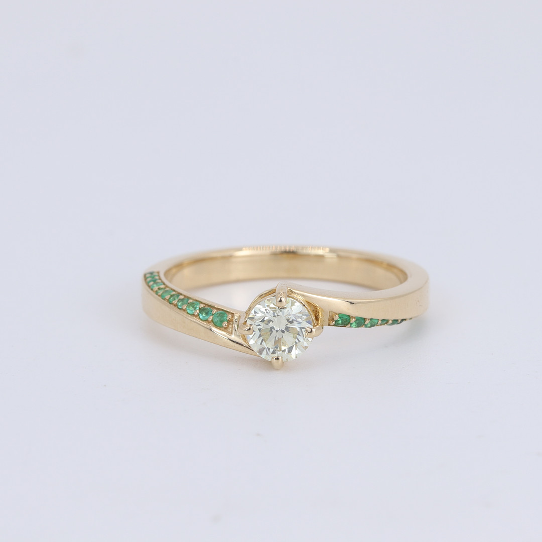 18CT GOLD EMERALD & DIAMOND SET RING.
