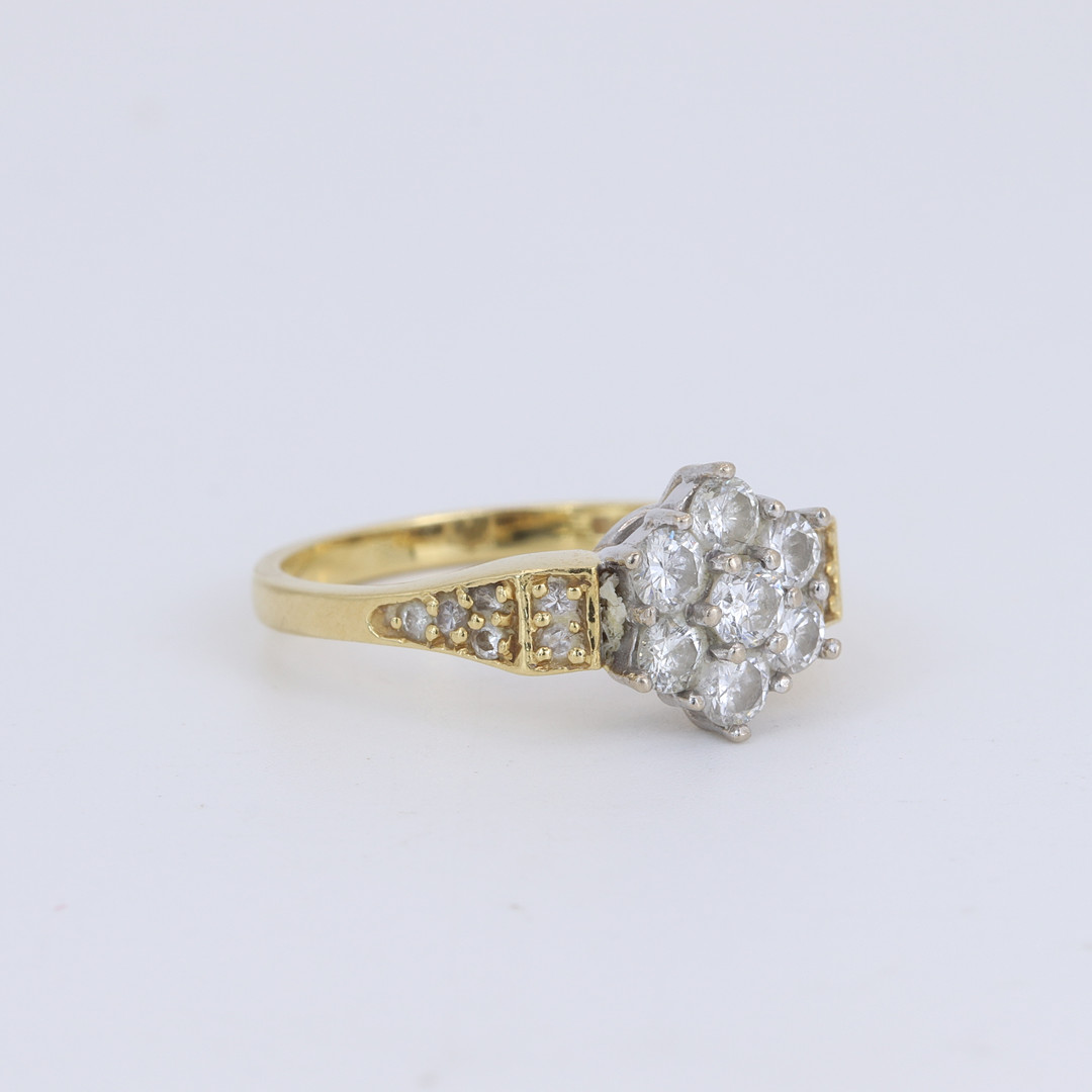 18CT GOLD DIAMOND SET CLUSTER RING.