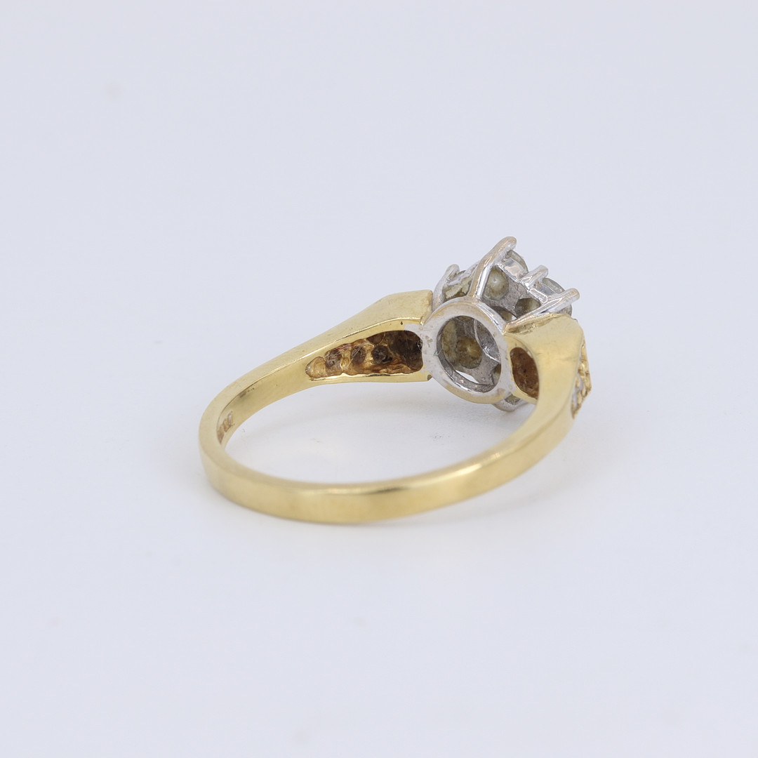 18CT GOLD DIAMOND SET CLUSTER RING.