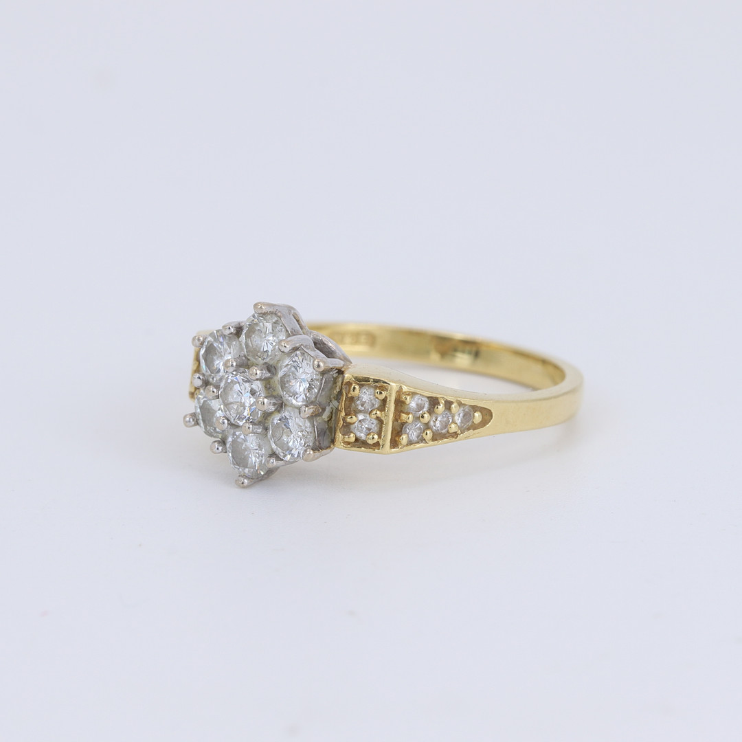 18CT GOLD DIAMOND SET CLUSTER RING.