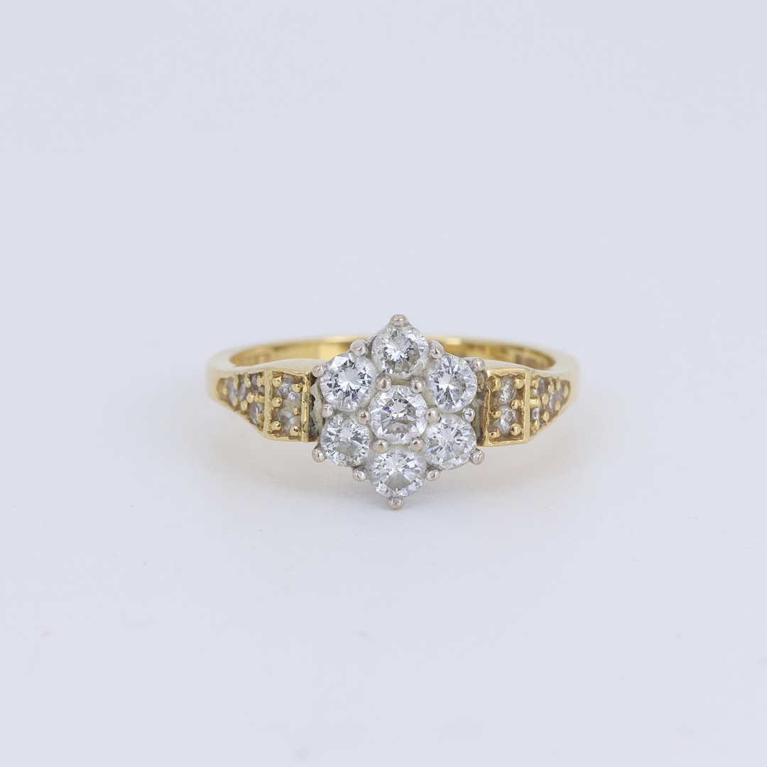 18CT GOLD DIAMOND SET CLUSTER RING.