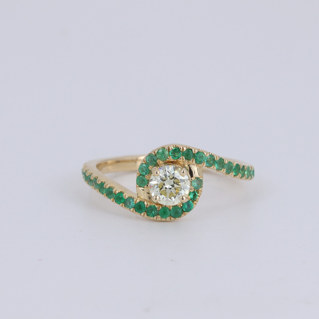 18CT GOLD EMERALD & DIAMOND SET RING.