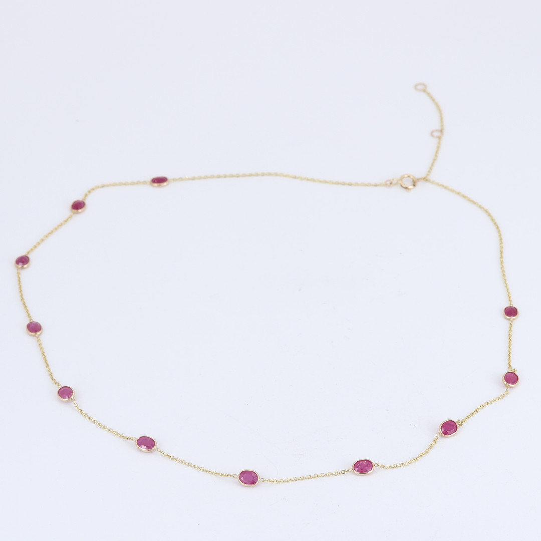 14CT YELLOW GOLD RUBY SET NECKLACE.