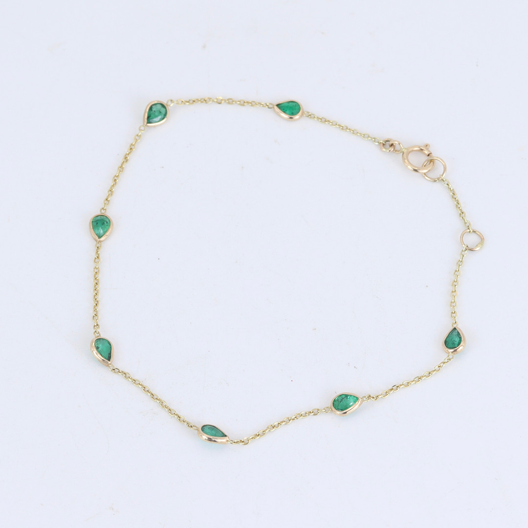 14CT YELLOW GOLD EMERALD SET BRACELET.