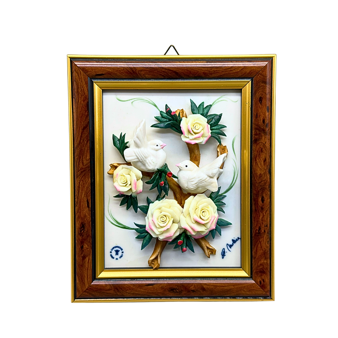 PORZELLANBILD AUS ITALIEN, ZWEI WEISSE TAUBEN MIT ROSEN, SIGNIERT.