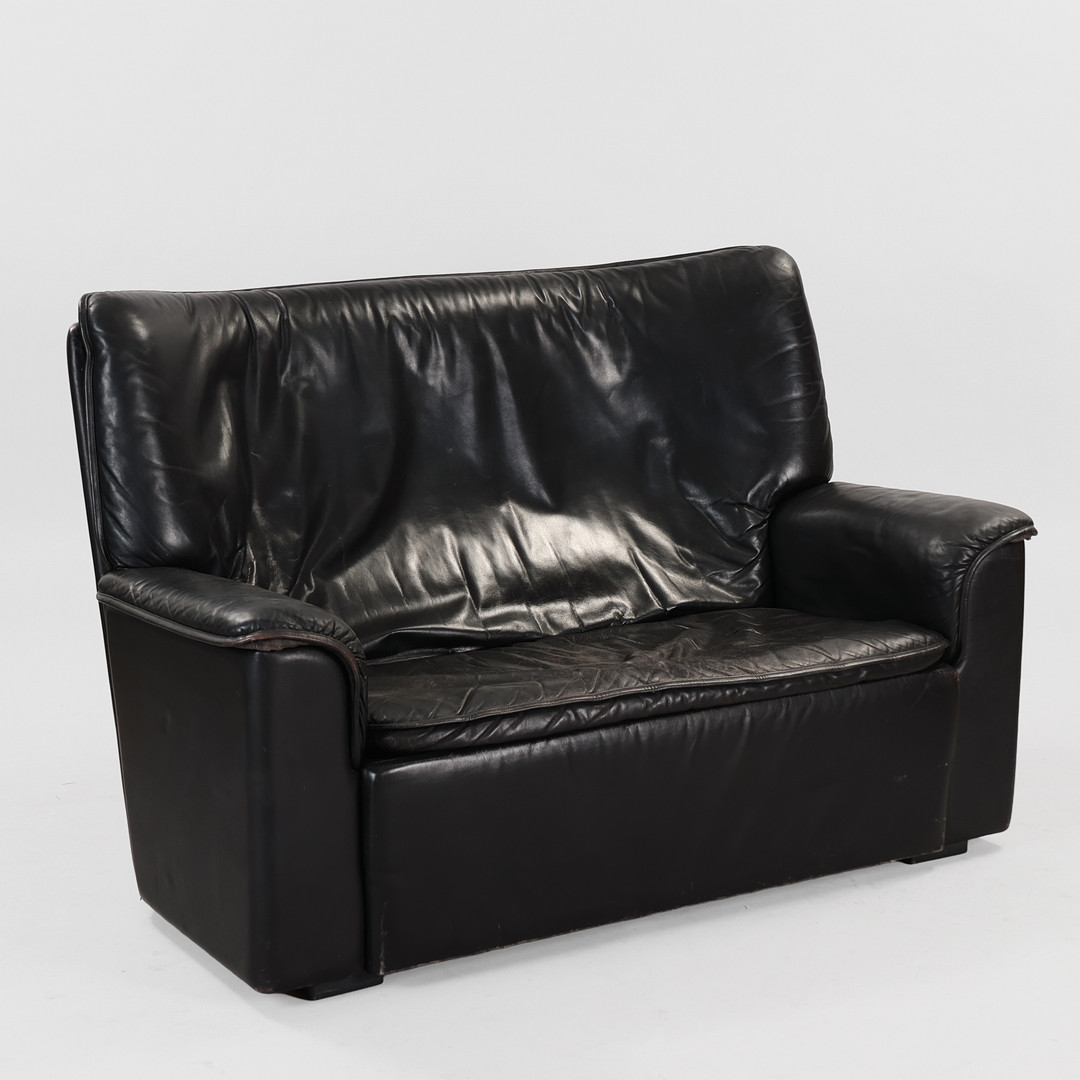 DE SEDE. To personers sofa af sort læder model DS-58 1982-1991. Schweiz.
