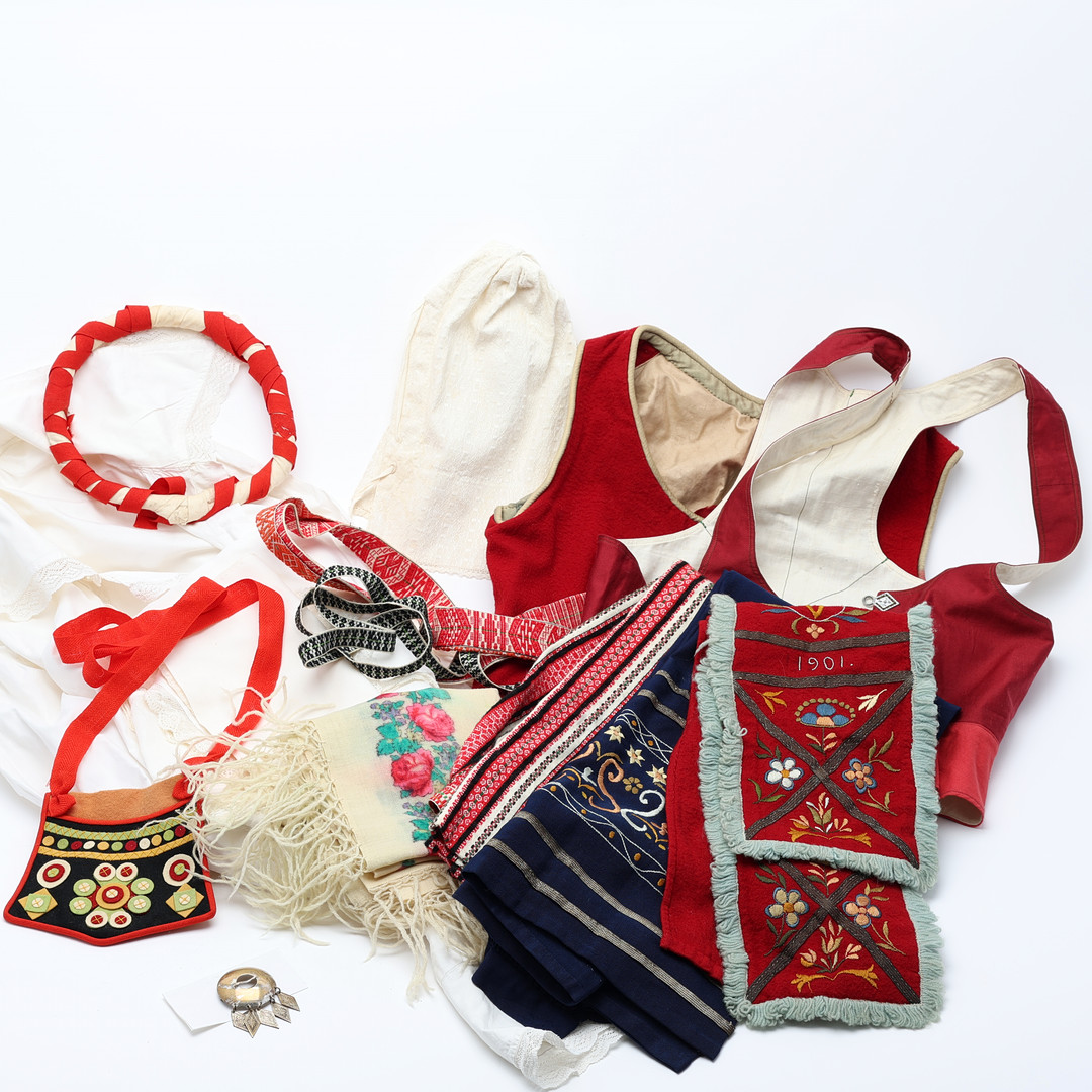 FOLKDRÄKTSDELAR tidigt 1900-tal.