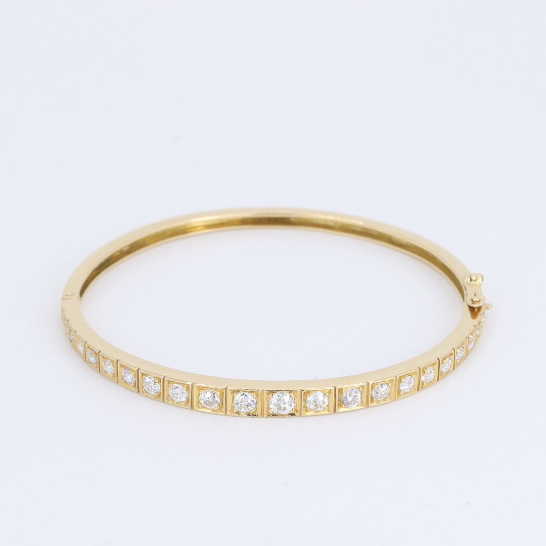 HIGH CARAT GOLD 1.2 CT DIAMOND BANGLE.