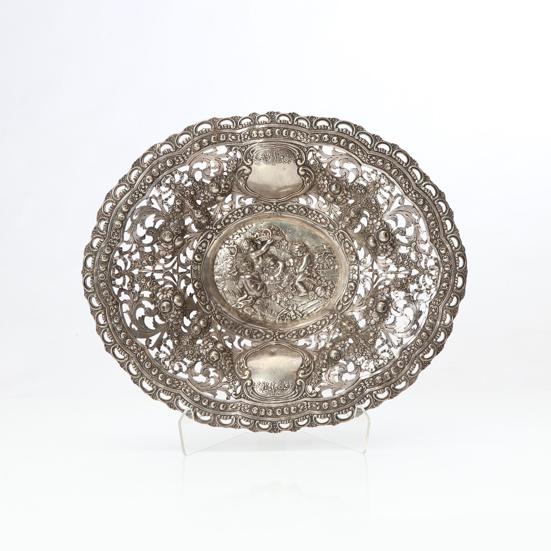 PRAKTFAT. Silver med genombruten dekor. Vikt ca 880 gram. Svenska importstämplar.