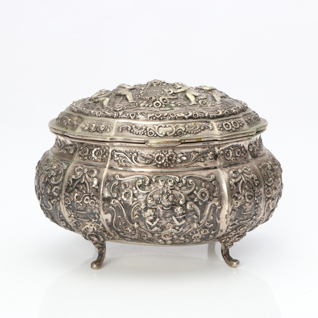 SOCKERSKRIN. Silver. Svenska importstämplar, Carl Hoff, Helsingborg, 1945. Vikt ca 455 gram.