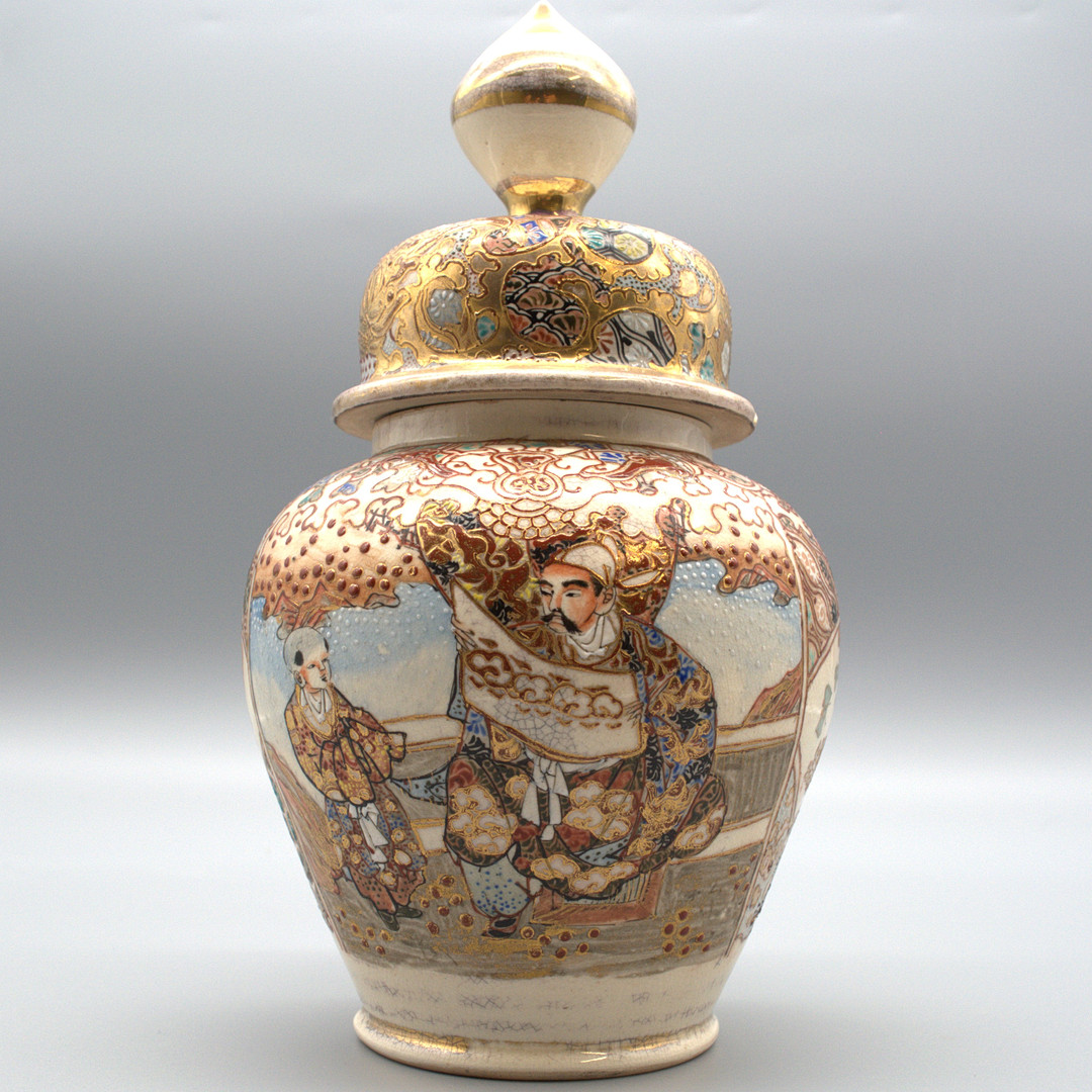 ANTIKE JAPANISCHE KUTANI-VASE MIT DECKEL, MEIJI–TAISHŌ ZEIT, KINRANDE GOLDDEKOR, HANDBEMALT, UM 1920.